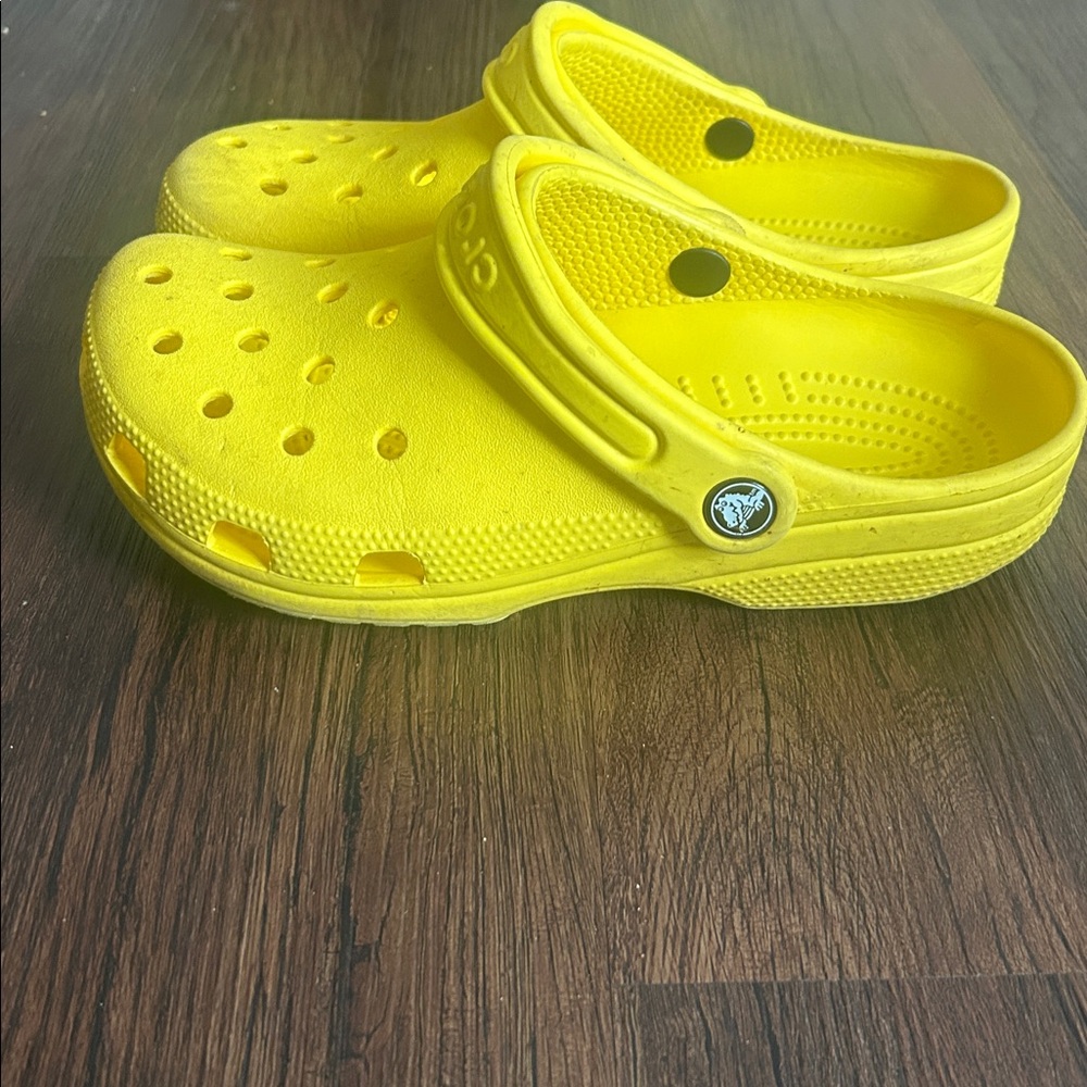Crocs bundle white/yellow size 5 youth/ 7 women - Picture 10 of 12